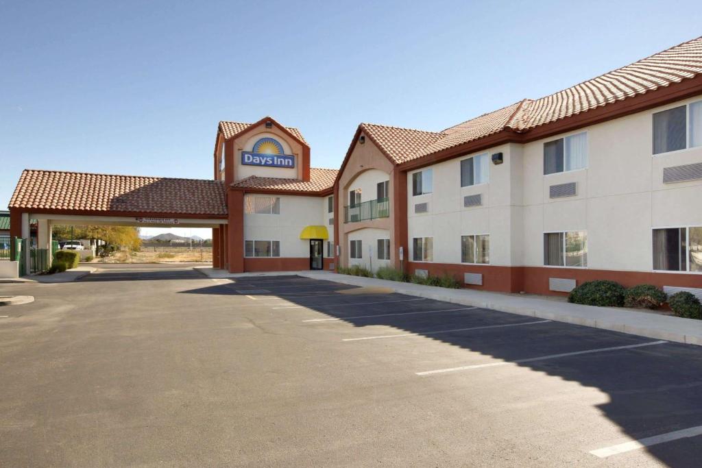 un hotel con un estacionamiento delante de él en Days Inn by Wyndham Phoenix North en Phoenix