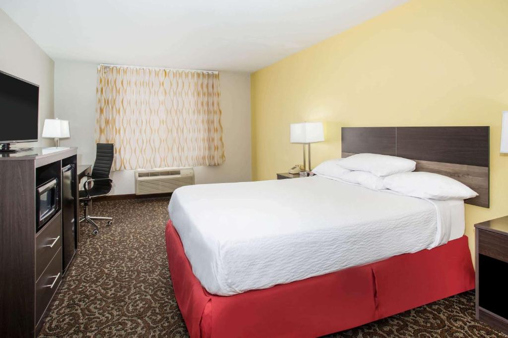 Postel nebo postele na pokoji v ubytování Days Inn by Wyndham Phoenix North