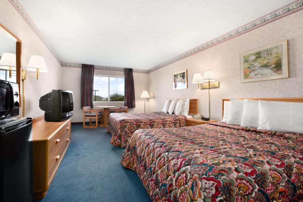 Postel nebo postele na pokoji v ubytování Days Inn by Wyndham Phoenix North