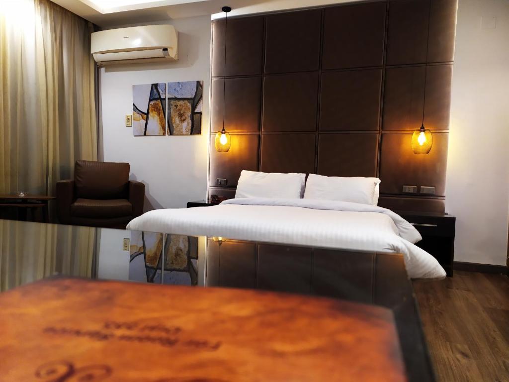Postel nebo postele na pokoji v ubytování Pearl Hotel, Maadi