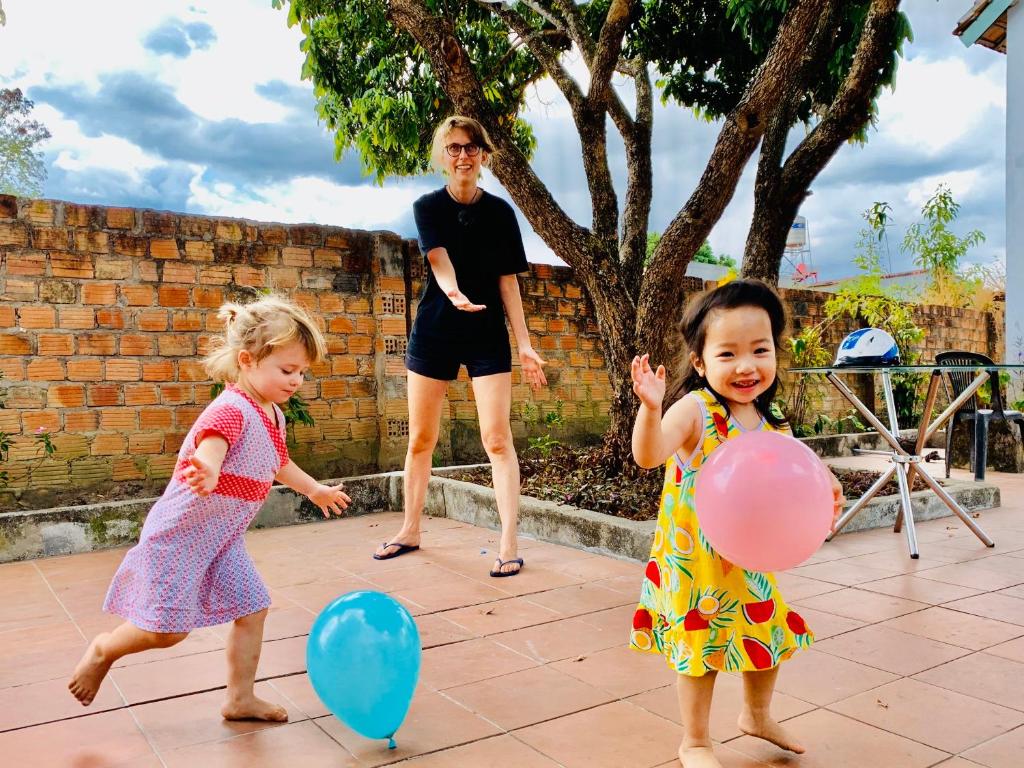 Otroci med bivanjem v nastanitvi Vietnam Phuot Real Home