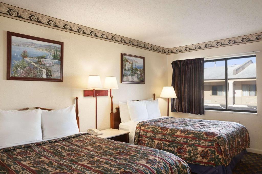 Postel nebo postele na pokoji v ubytování Days Inn by Wyndham Wrightstown McGuire AFB Bordentown