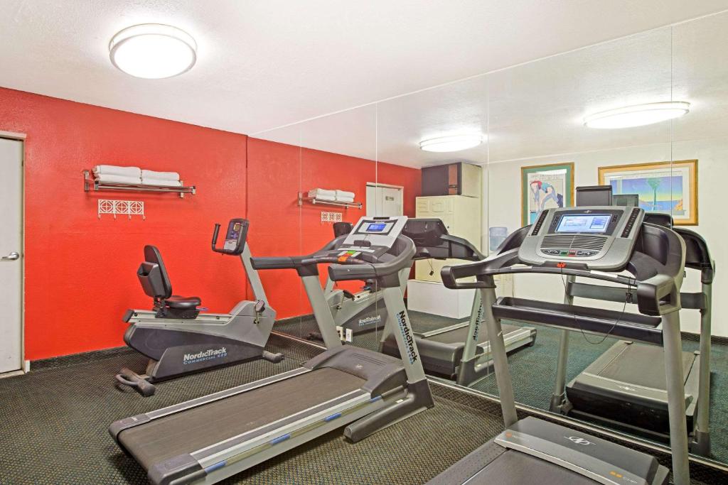 Fitness centrum a/nebo fitness zařízení v ubytování Ramada by Wyndham Flagstaff East