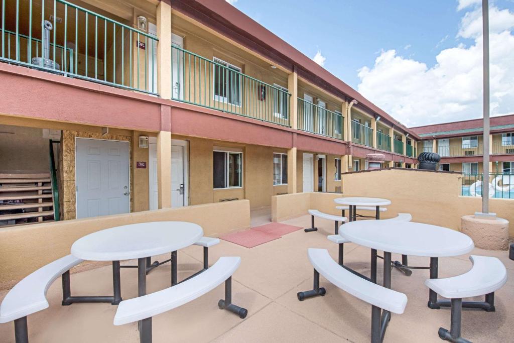 Balkón nebo terasa v ubytování Ramada by Wyndham Flagstaff East