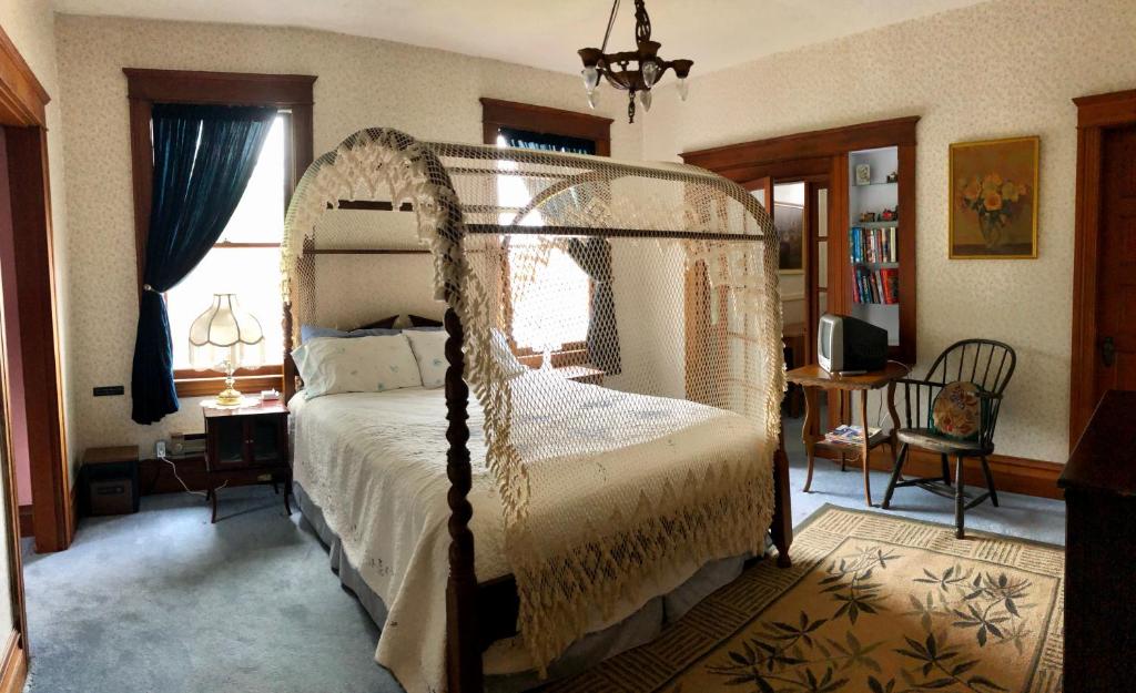 ein Schlafzimmer mit einem Himmelbett in einem Zimmer in der Unterkunft Near the pier in Astoria, Oregon
