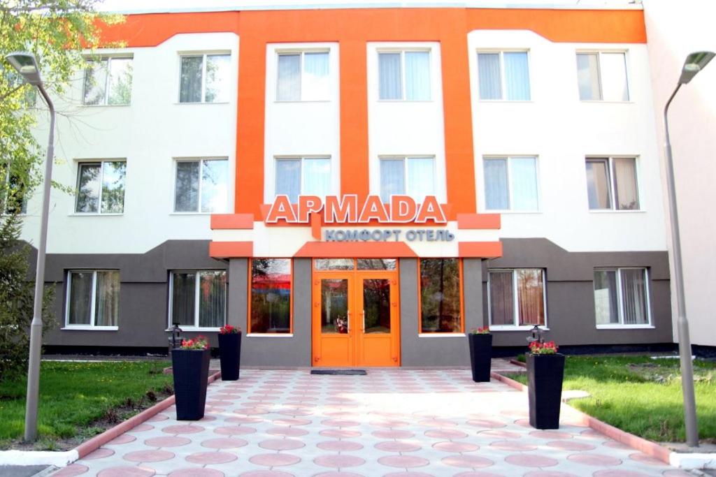 un edificio naranja y blanco con una puerta naranja en Armada Comfort Hotel en Oremburgo