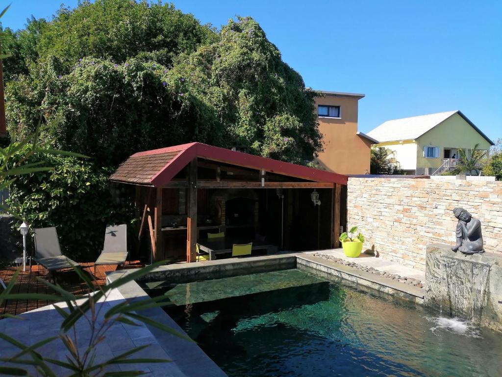- une piscine avec un pavillon à côté d'une maison dans l'établissement "Entre Mer et Montagne", à Le Tampon