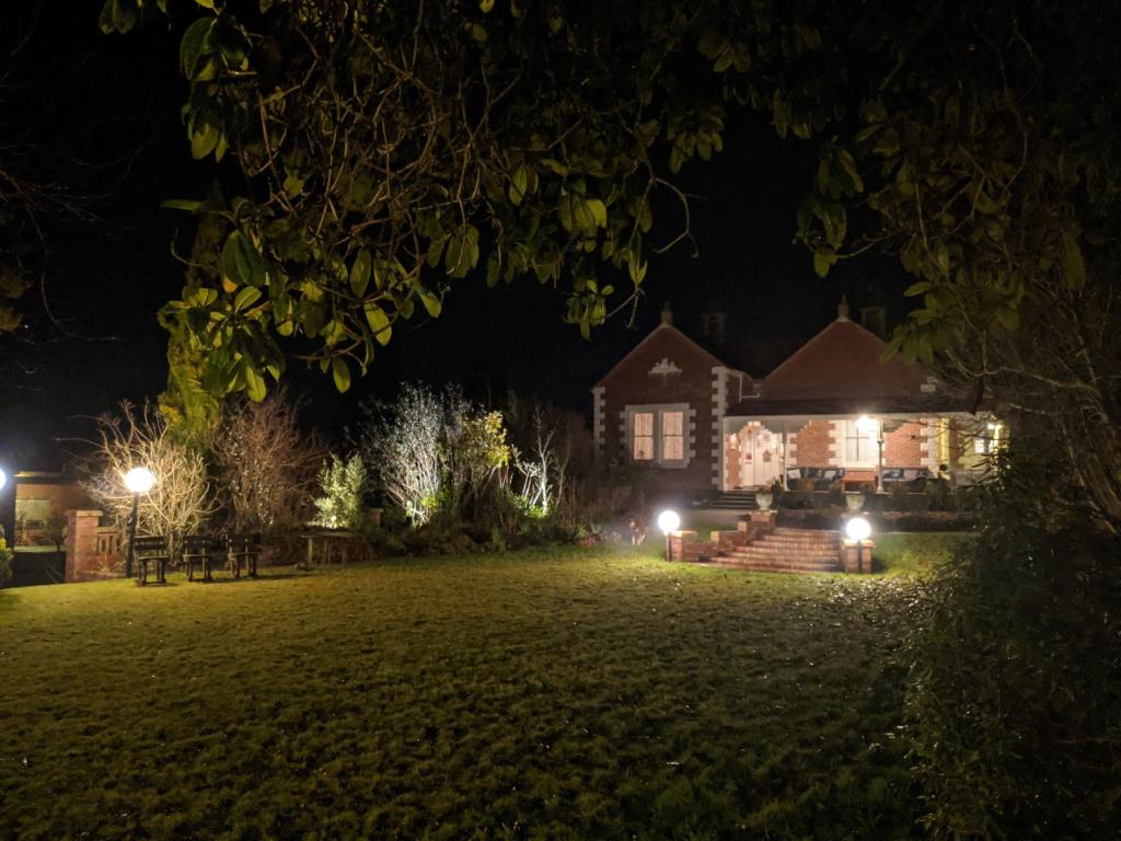 Zahrada ubytování The Fern & Thistle Luxury Accommodation- Drinks, Hotpool, Sauna