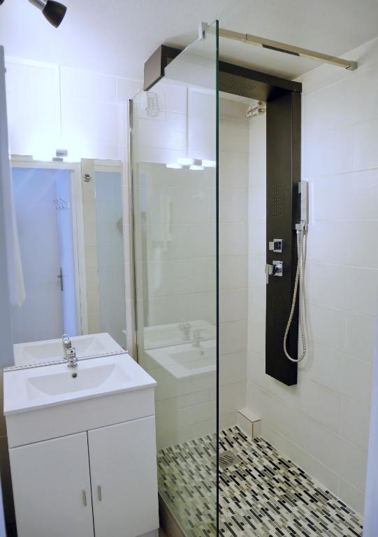 Ein Badezimmer in der Unterkunft MÂCON HYPER CENTRE - GARE