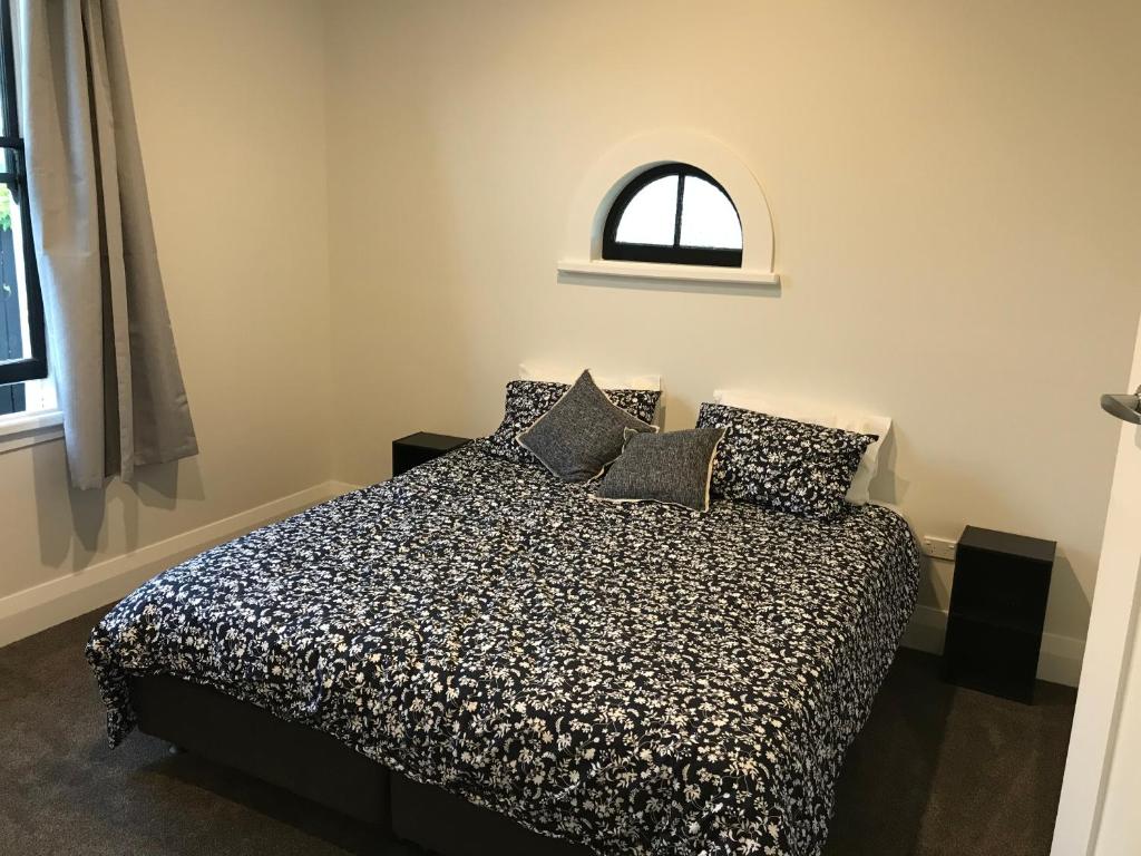 Postel nebo postele na pokoji v ubytování Te Waiharakeke Holiday Home