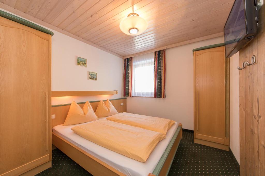 a bedroom with a bed in a room at Appartement-Gästehaus Marie Anderl in Saalbach Hinterglemm
