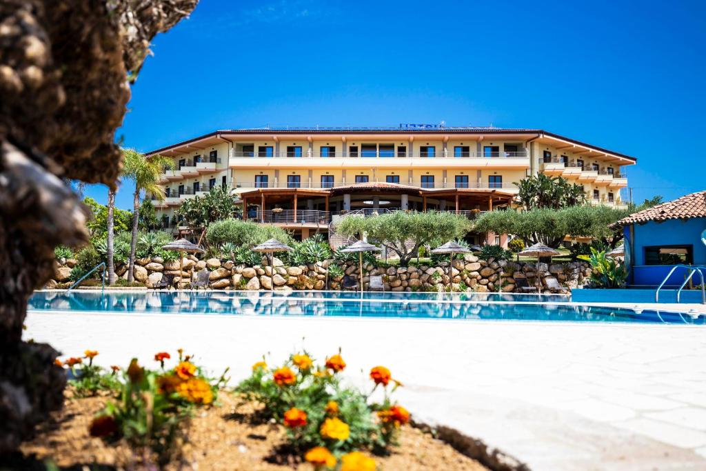 un complejo con piscina y un edificio en Hotel Santa Chiara en Capo Vaticano