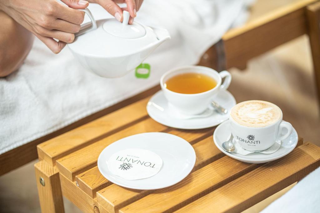 Příslušenství pro přípravu čaje a kávy v ubytování Hotel Tonanti