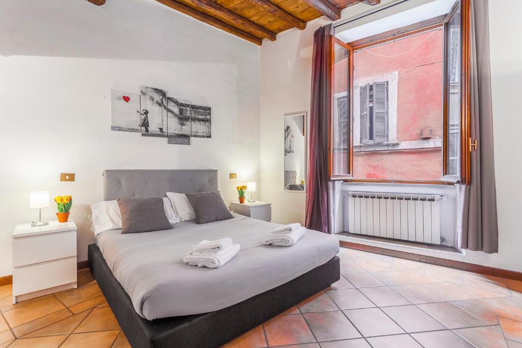 Un dormitorio con una cama grande y una ventana grande. en Balestrari Palace close to Campo dei Fiori Piazza Navona Piazza Venezia, en Roma