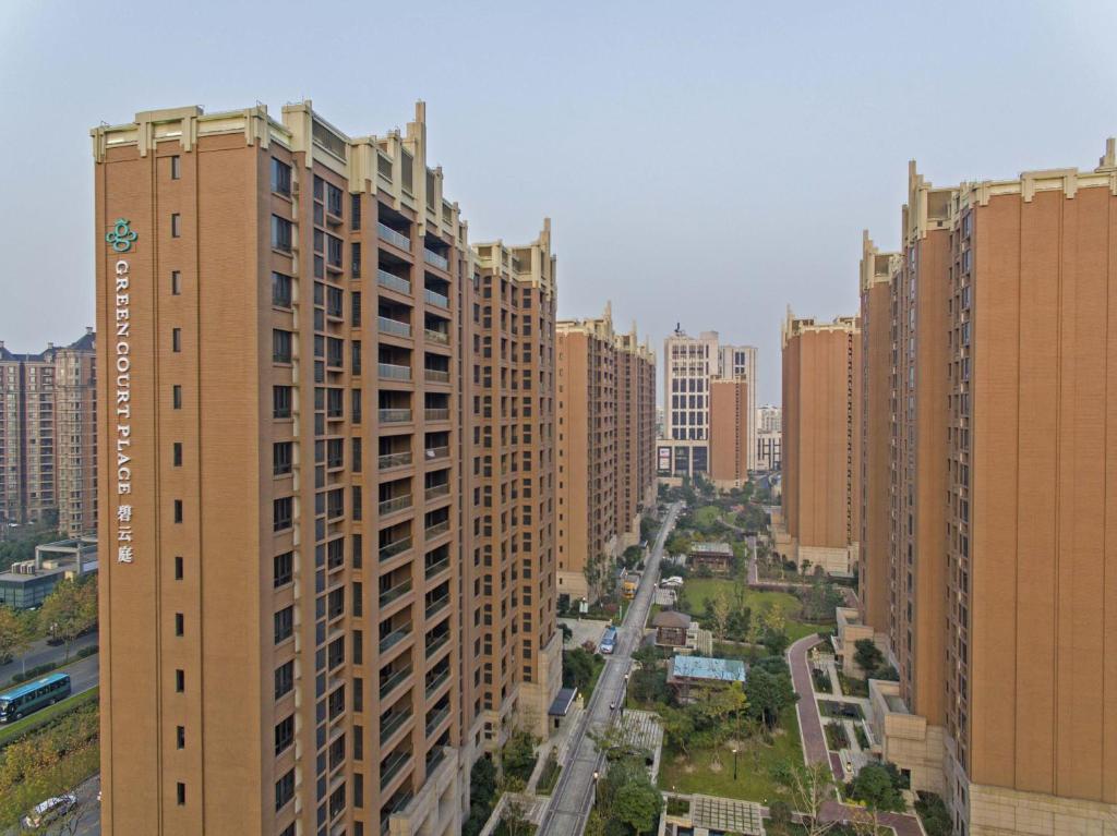 Green Court Place Jingqiao Middle Ring Shanghai في شانغهاي: اطلالة جوية على مدينة ذات مباني طويلة