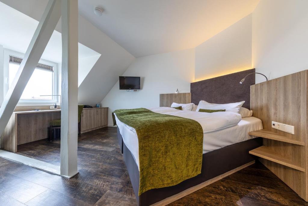 ein Schlafzimmer mit einem großen Bett in einem Zimmer in der Unterkunft Trip Inn Hotel Esplanade in Düsseldorf