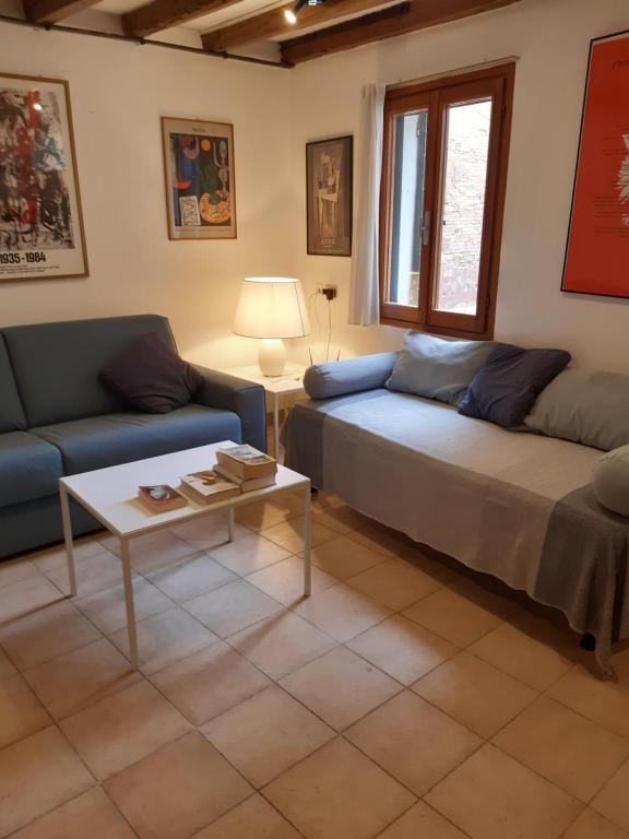 sala de estar con sofá y mesa en Casa Gorne Anzolo, en Venecia