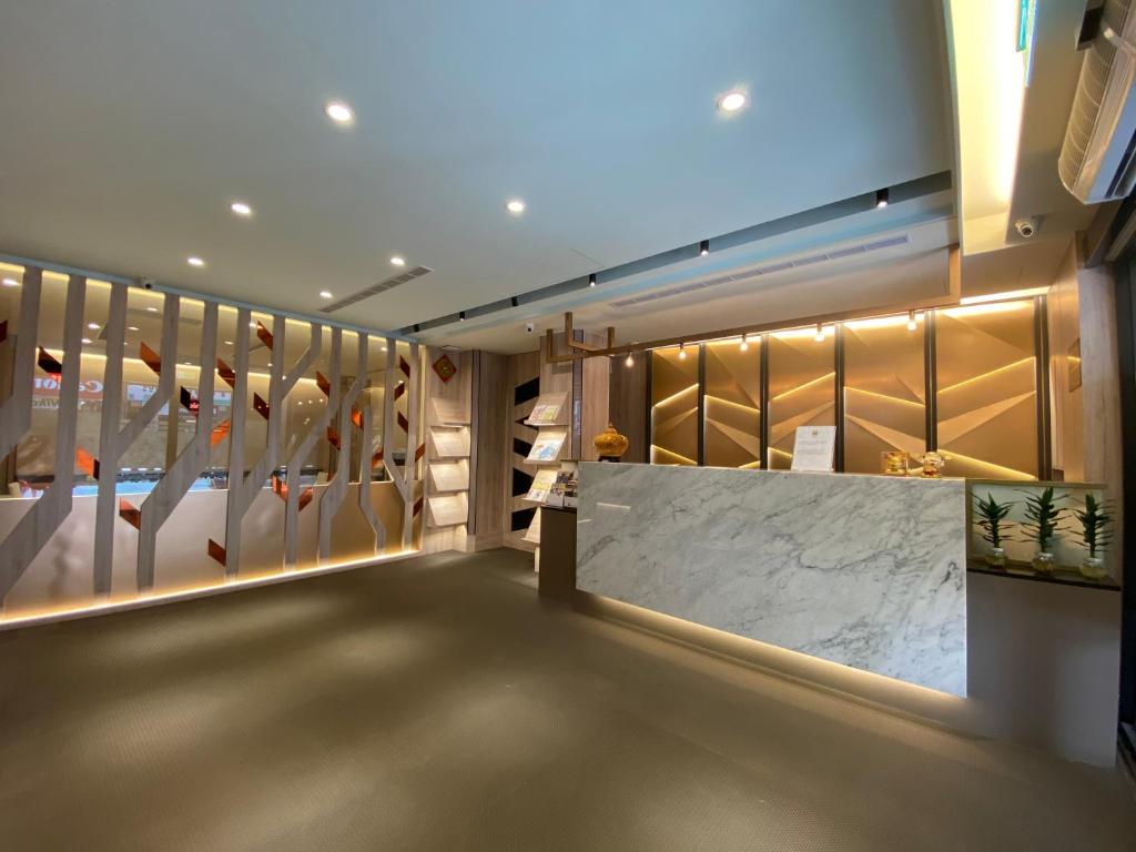 台北市にあるチェア マン ホテルの大理石のカウンター付きのウォークインドレッシングルーム