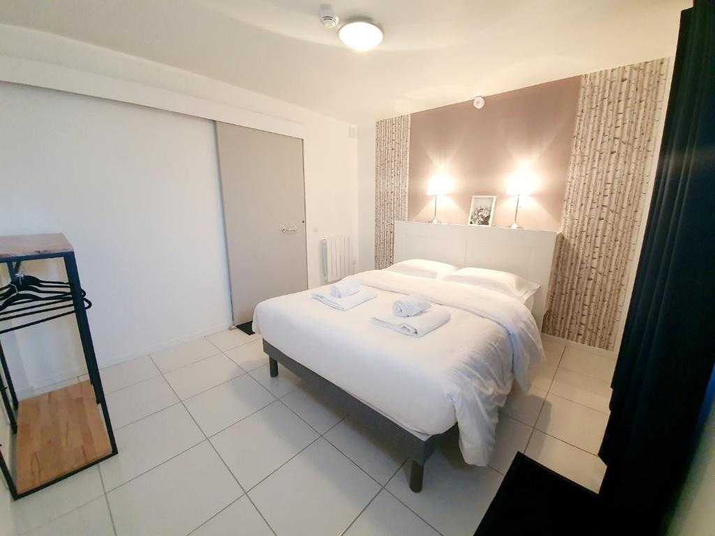 Postel nebo postele na pokoji v ubytování Hôtel Le Lys
