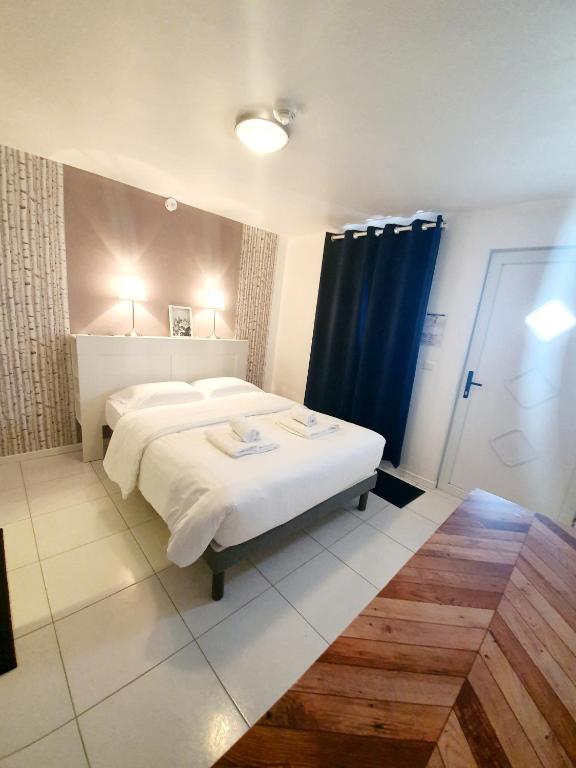 Postel nebo postele na pokoji v ubytování Hôtel Le Lys