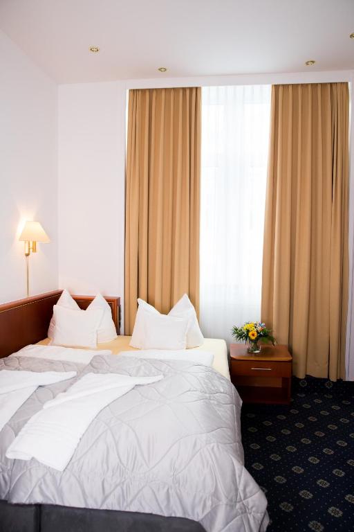 Postel nebo postele na pokoji v ubytování Inselhotel Cornelius