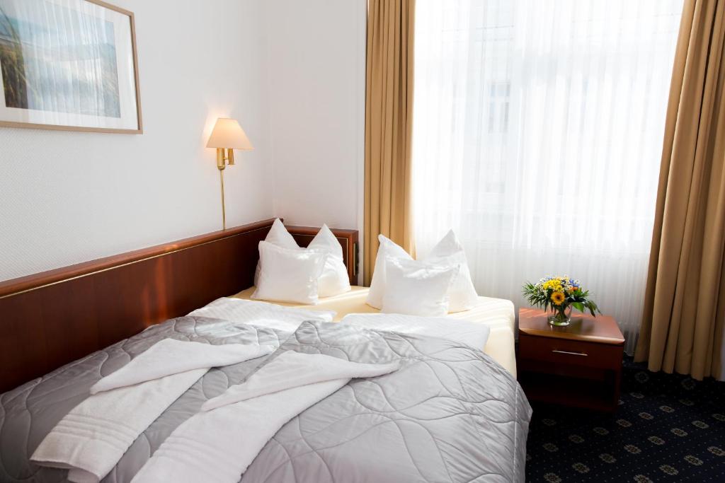 Postel nebo postele na pokoji v ubytování Inselhotel Cornelius