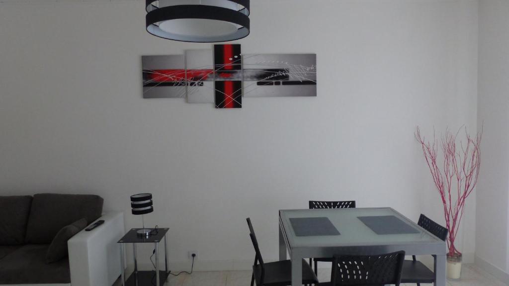 un salon avec un canapé et une table dans l'établissement Residence Mistral, à Cannes