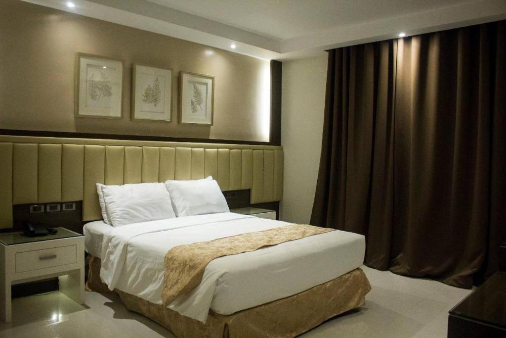 Postel nebo postele na pokoji v ubytování Crown Royale Hotel
