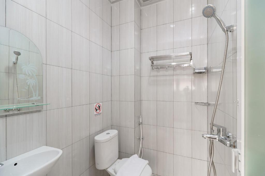 Koupelna v ubytování RedDoorz Plus near Soekarno Hatta Airport Taman Mahkota
