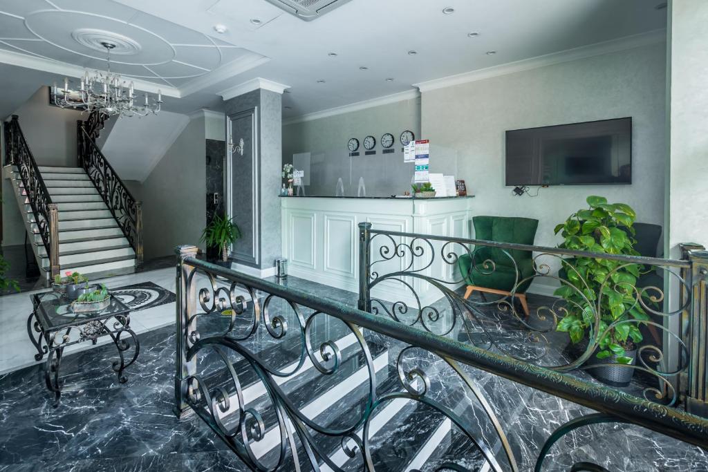 TV a/nebo společenská místnost v ubytování Old Garden Hotel Batumi