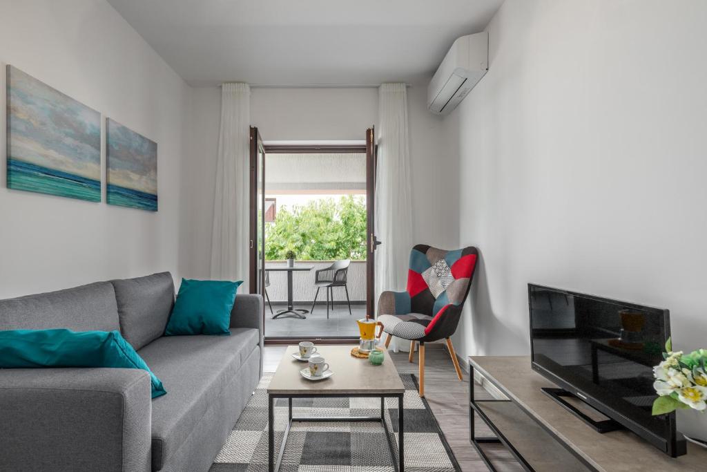 uma sala de estar com um sofá e uma mesa em NEW 2020! Apartments Sanja em Porec