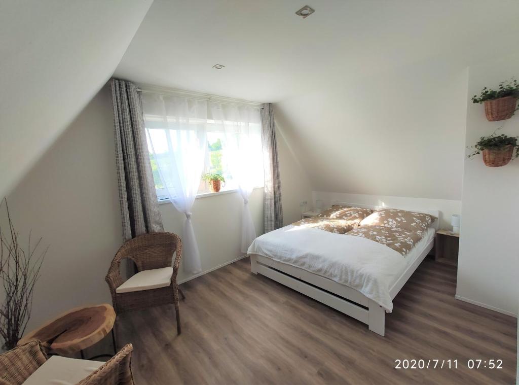 Apartmán Lenka II في Boršice: غرفة نوم بسرير ونافذة