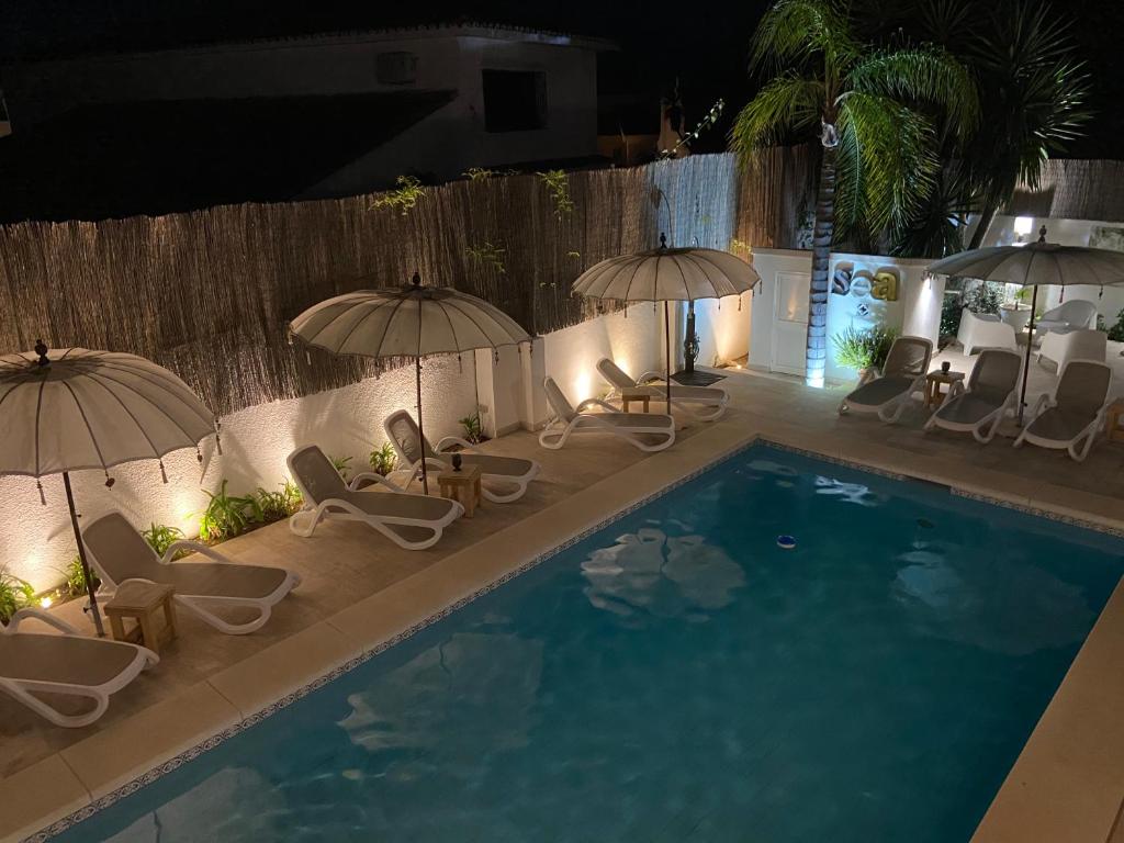 Bazén v ubytovaní Casa Holandaluzas Marbella near Beach, with salt water Pool and private parking alebo v jeho blízkosti