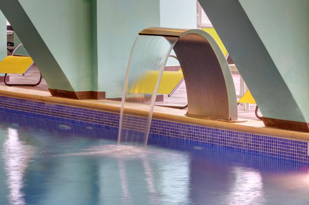 Bazén v ubytování Hotel Ciucas nebo v jeho okolí