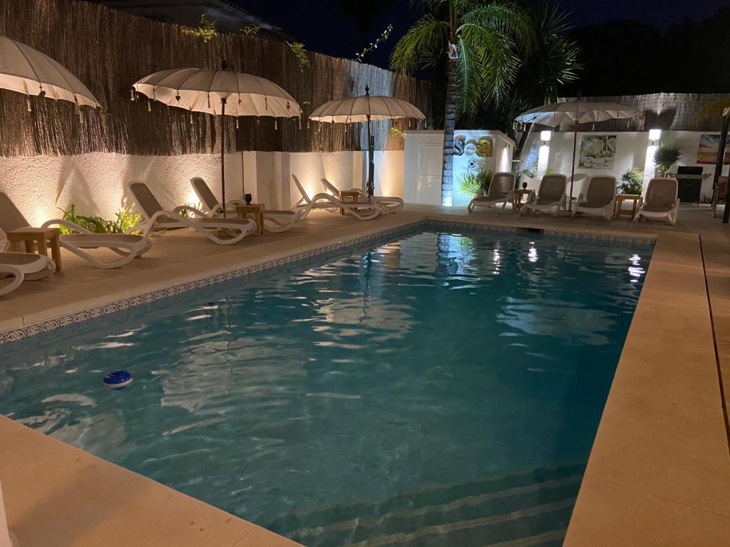 Bazén v ubytovaní Casa Holandaluzas Marbella near Beach, with salt water Pool and private parking alebo v jeho blízkosti