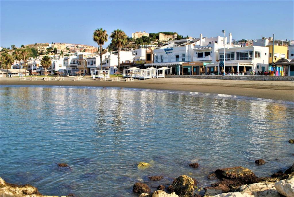 vistas a una playa con casas y apartamentos en condominio en Apartamento Veronica, en Málaga