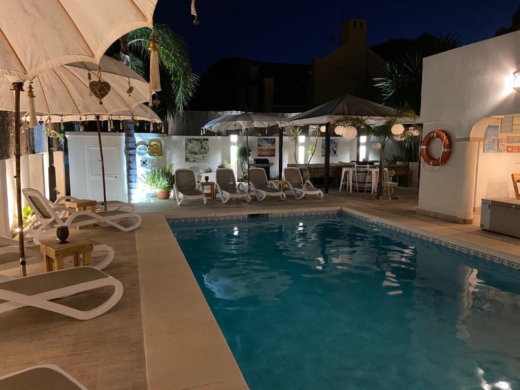 Bazén v ubytovaní Casa Holandaluzas Marbella near Beach, with salt water Pool and private parking alebo v jeho blízkosti