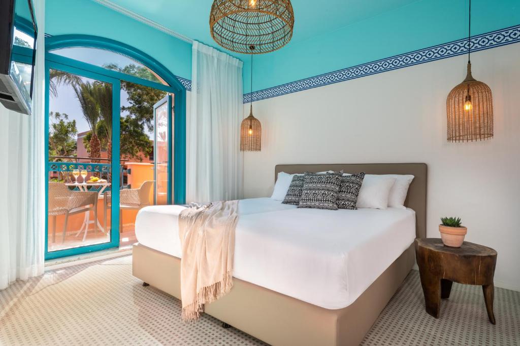 Ein Bett oder Betten in einem Zimmer der Unterkunft U Splash Resort Eilat