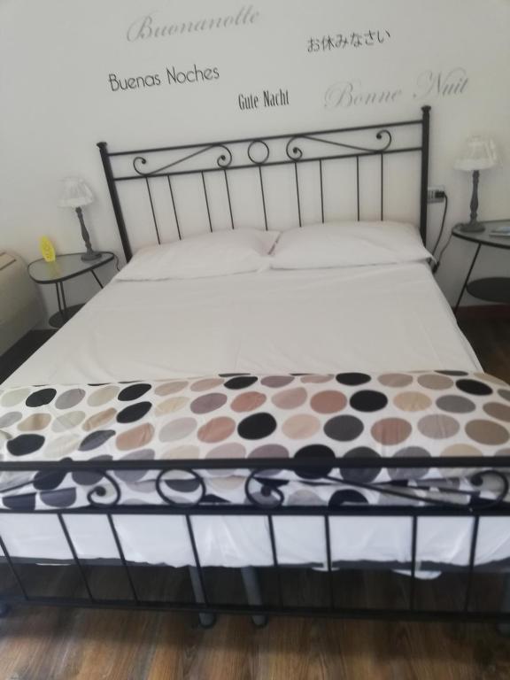 Łóżko lub łóżka w pokoju w obiekcie BGY Airport Guesthouse