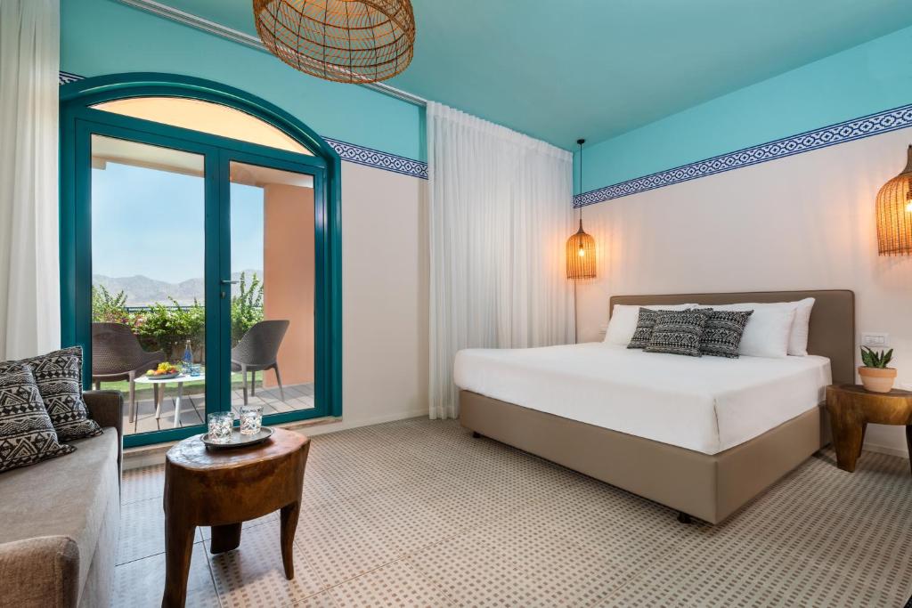 Ein Bett oder Betten in einem Zimmer der Unterkunft U Splash Resort Eilat