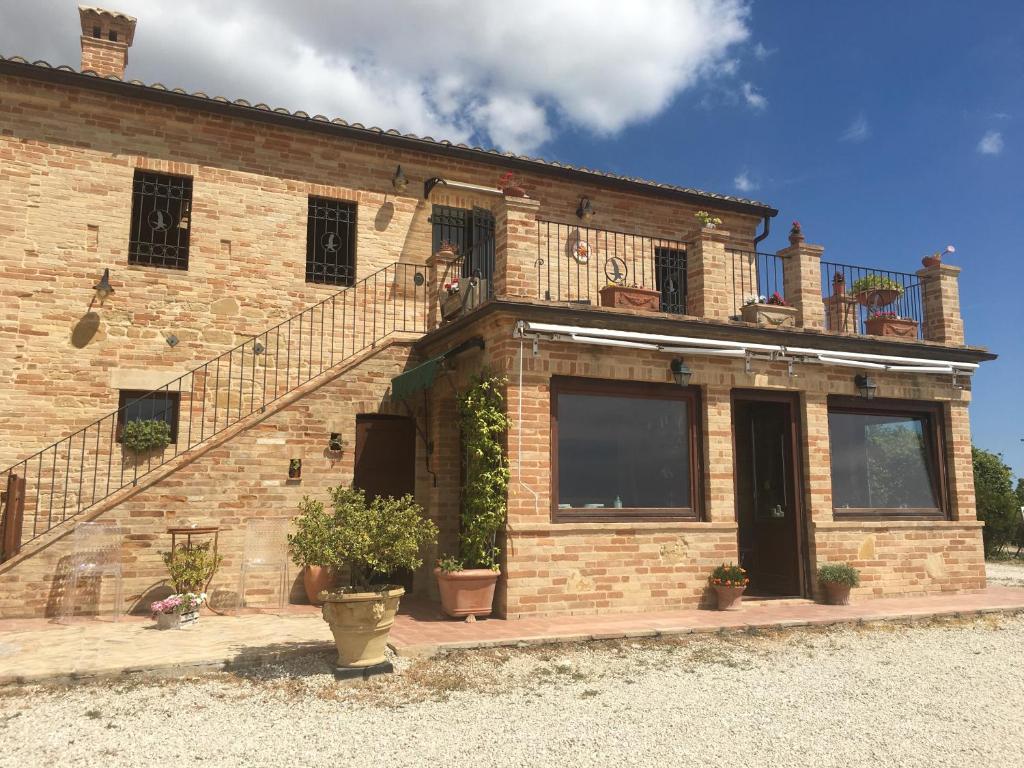 een bakstenen gebouw met trappen aan de zijkant bij Colle dei Falchi in Fermo