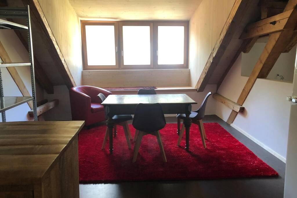 Camera piccola con tavolo e 2 sedie di Loft 100m2, im Ökohaus in Susch a Susch