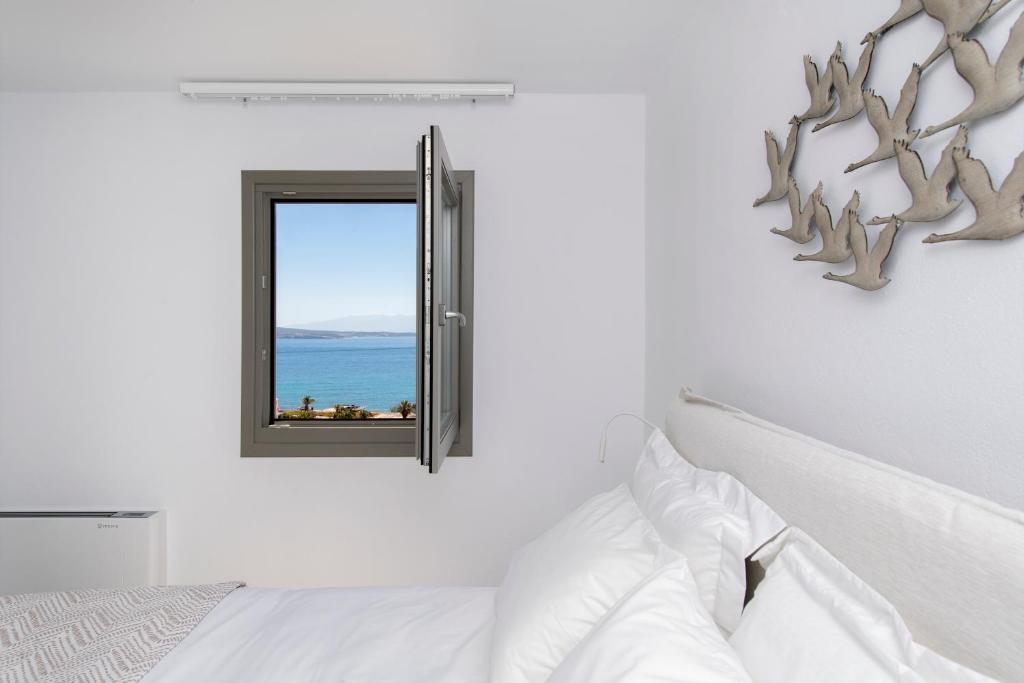Postel nebo postele na pokoji v ubytování Kymo Luxury Suites Paros