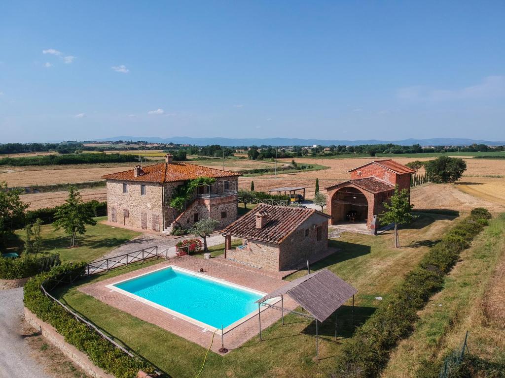 une vue aérienne d'une maison avec piscine dans l'établissement Cottage Il Faldo, à Paciano