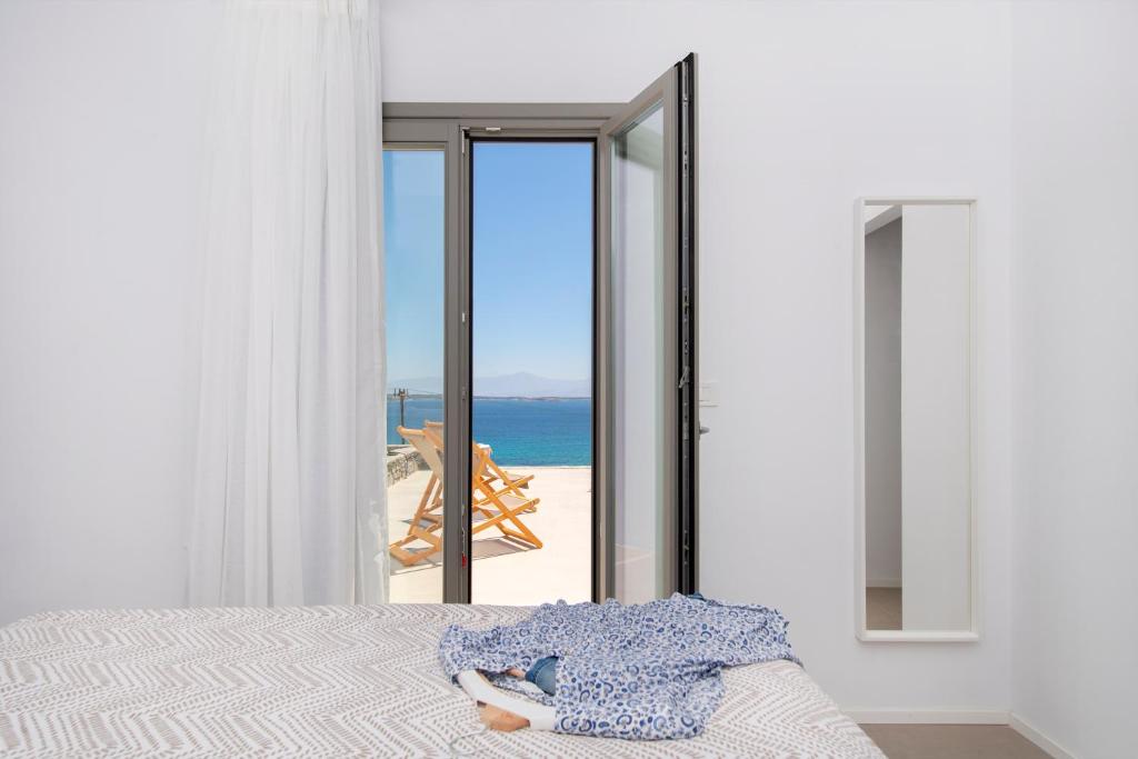 Postel nebo postele na pokoji v ubytování Kymo Luxury Suites Paros