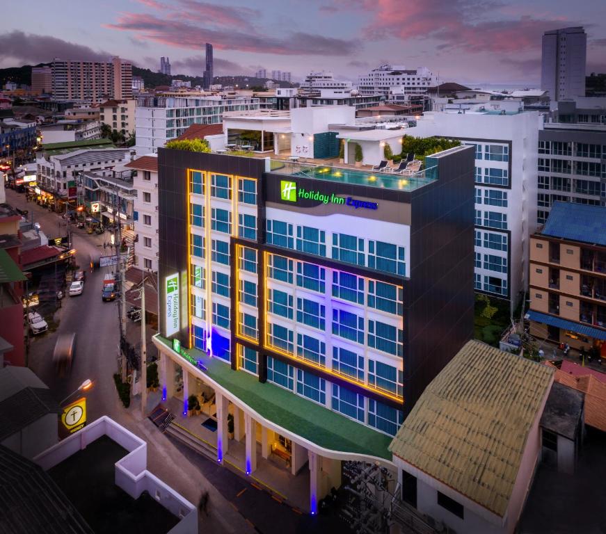 芭達雅中心的住宿－Holiday Inn Express Pattaya Central, an IHG Hotel，城市建筑物的顶部景观