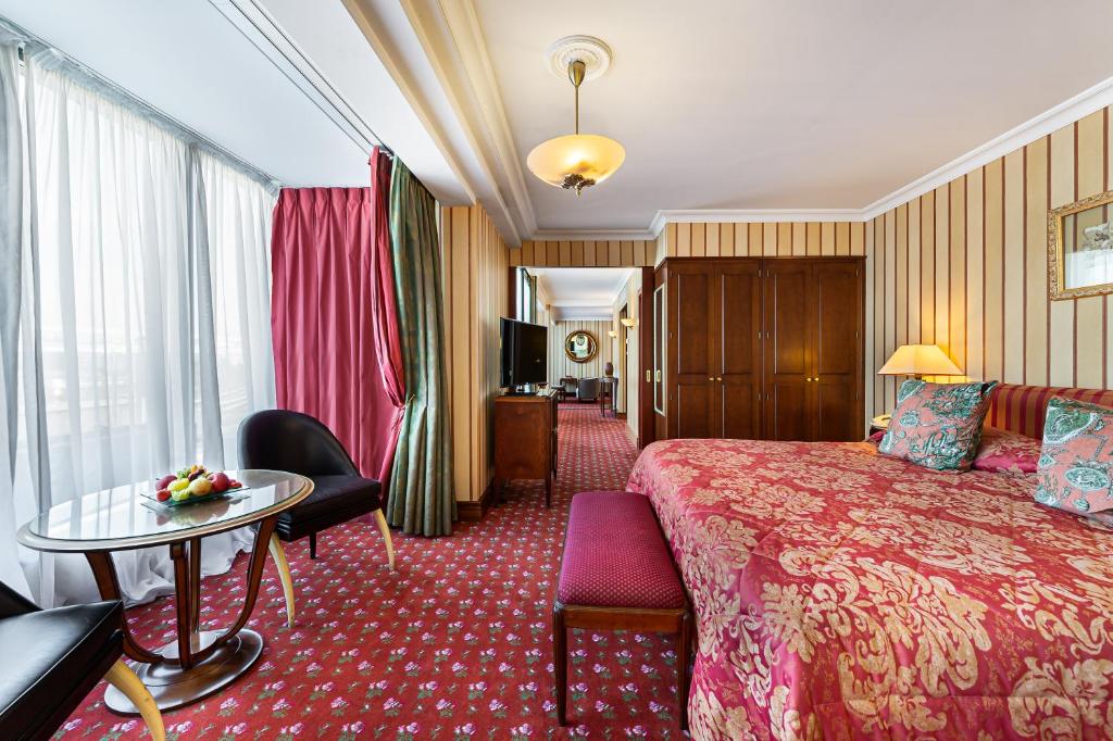 Posteľ alebo postele v izbe v ubytovaní Royal Manotel