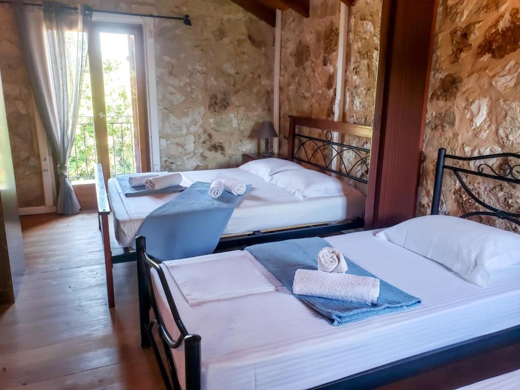 Postel nebo postele na pokoji v ubytování Spasmata Village Stone Maisonette
