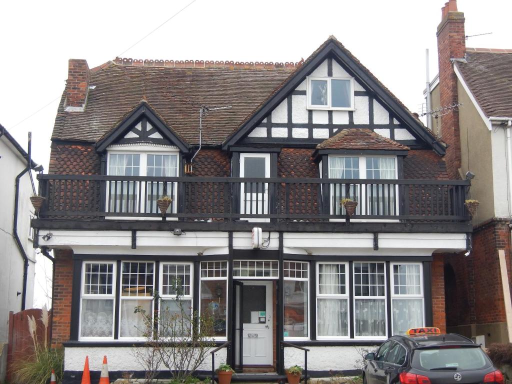 Casa en blanco y negro con balcón en Rob Roy Guest House, en Folkestone