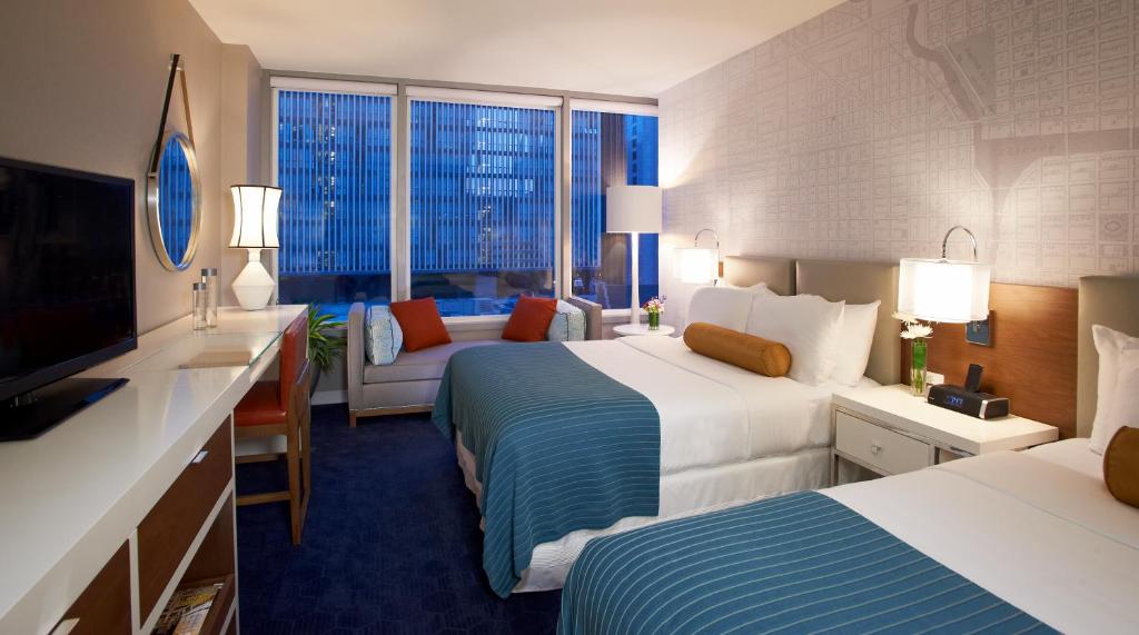 Postel nebo postele na pokoji v ubytování Kinzie Hotel
